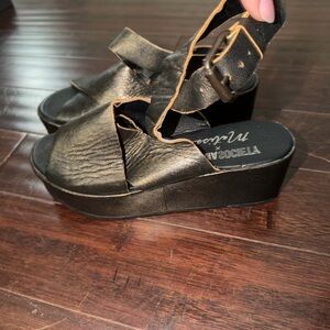 Amuse Society Black Platform Sandals with Buckle